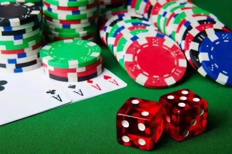 Pemain menikmati akses live casino via perangkat mobile dengan antarmuka mudah