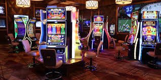 Dealer live casino profesional mengoperasikan permainan blackjack